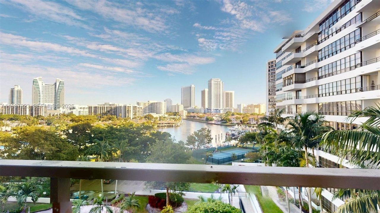 For Sale: $248,000 (1 beds, 1 baths, 828 Square Feet)