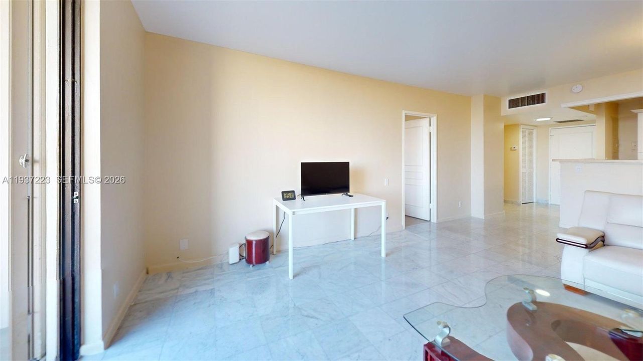 For Sale: $248,000 (1 beds, 1 baths, 828 Square Feet)