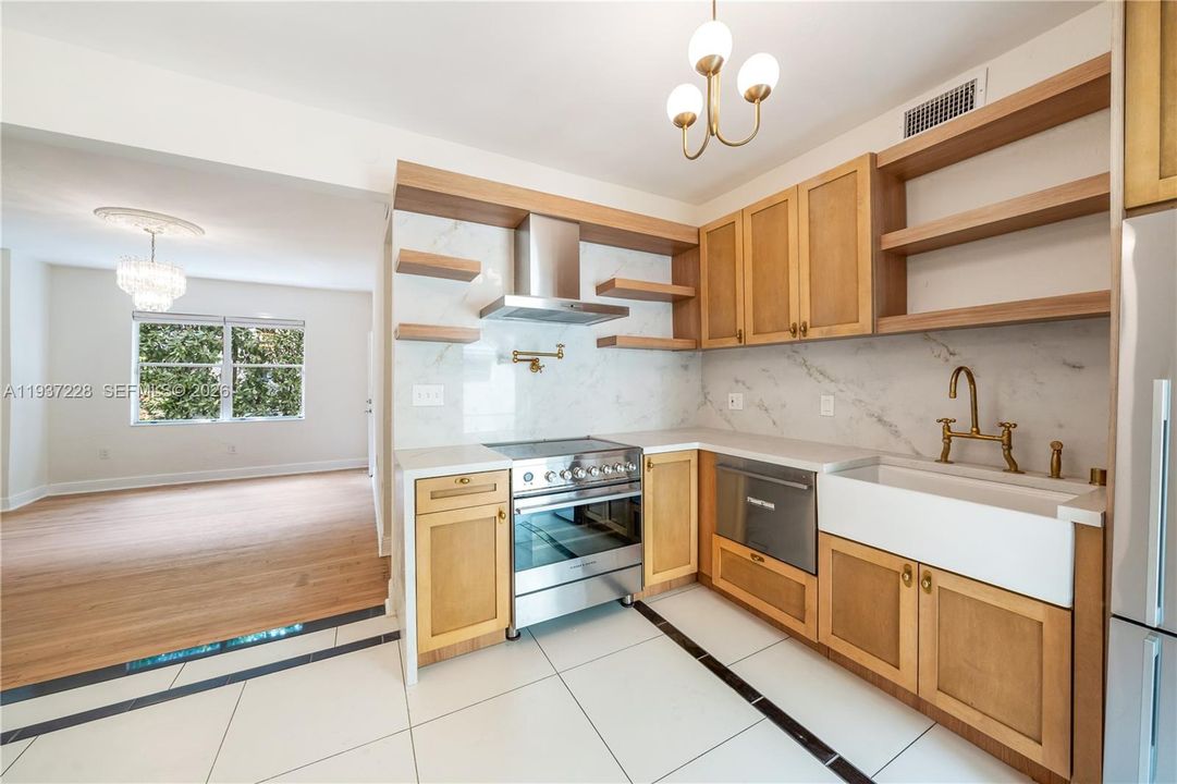 В аренду: $4,000 (2 спален, 2 ванн, 6064 Квадратных фут)