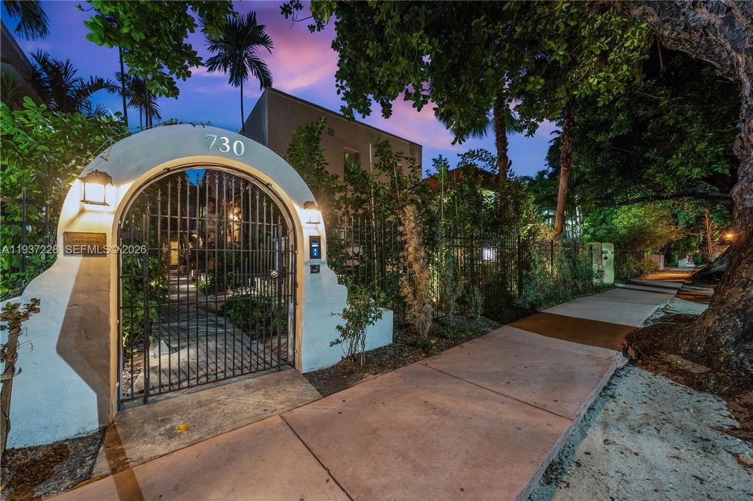 В аренду: $4,000 (2 спален, 2 ванн, 6064 Квадратных фут)