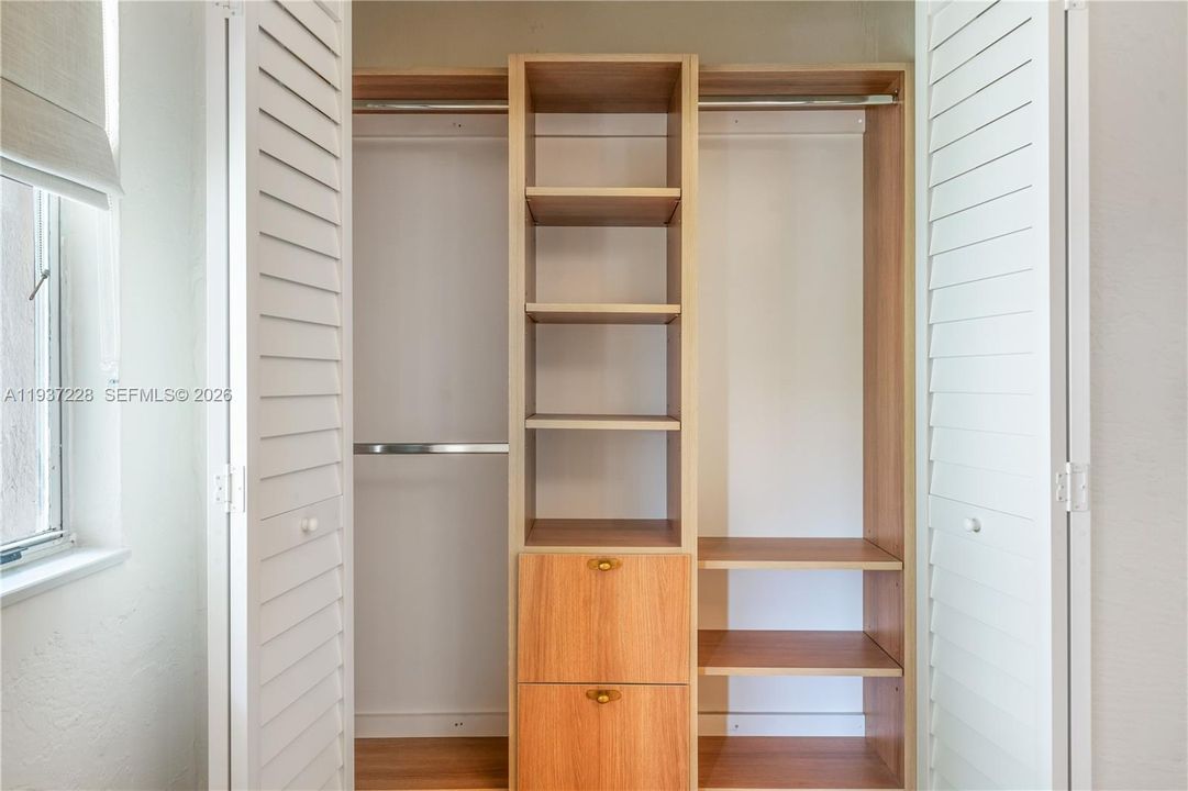 В аренду: $4,000 (2 спален, 2 ванн, 6064 Квадратных фут)