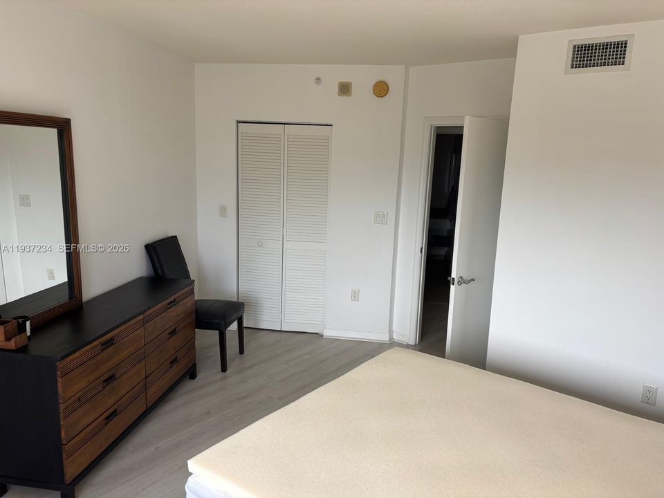 待售: $375,000 (1 贝兹, 1 浴室, 860 平方英尺)