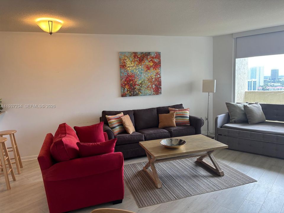 待售: $375,000 (1 贝兹, 1 浴室, 860 平方英尺)