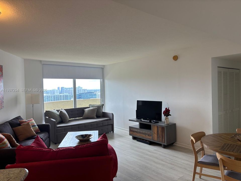 待售: $375,000 (1 贝兹, 1 浴室, 860 平方英尺)