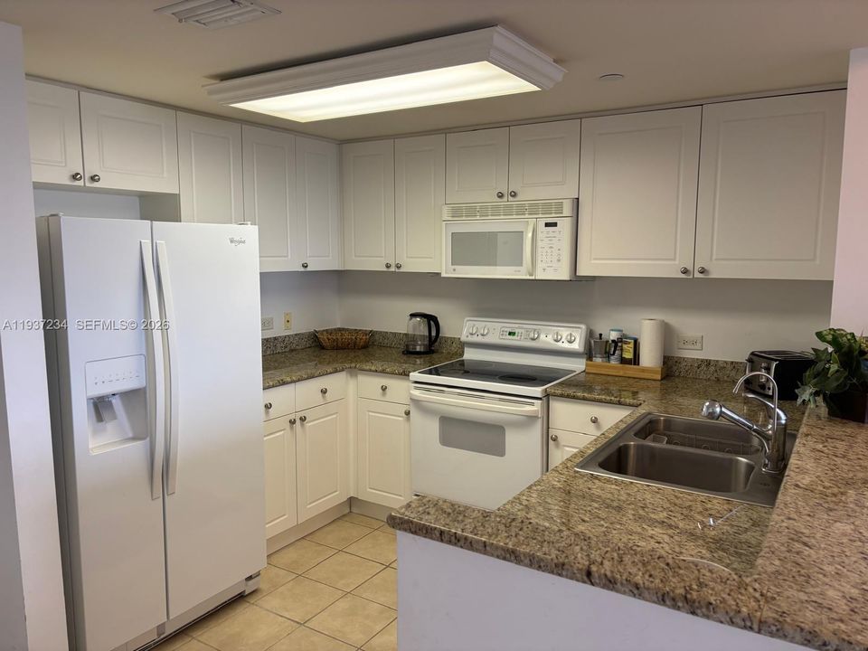 待售: $375,000 (1 贝兹, 1 浴室, 860 平方英尺)