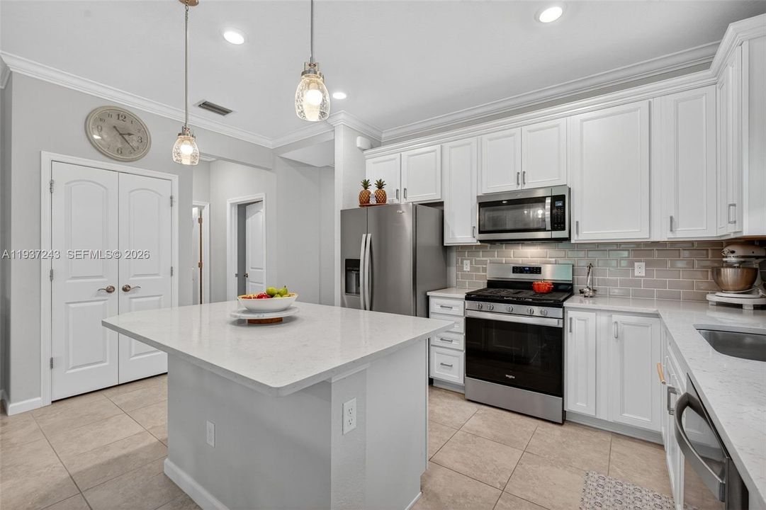 For Sale: $372,900 (2 beds, 2 baths, 1579 Square Feet)