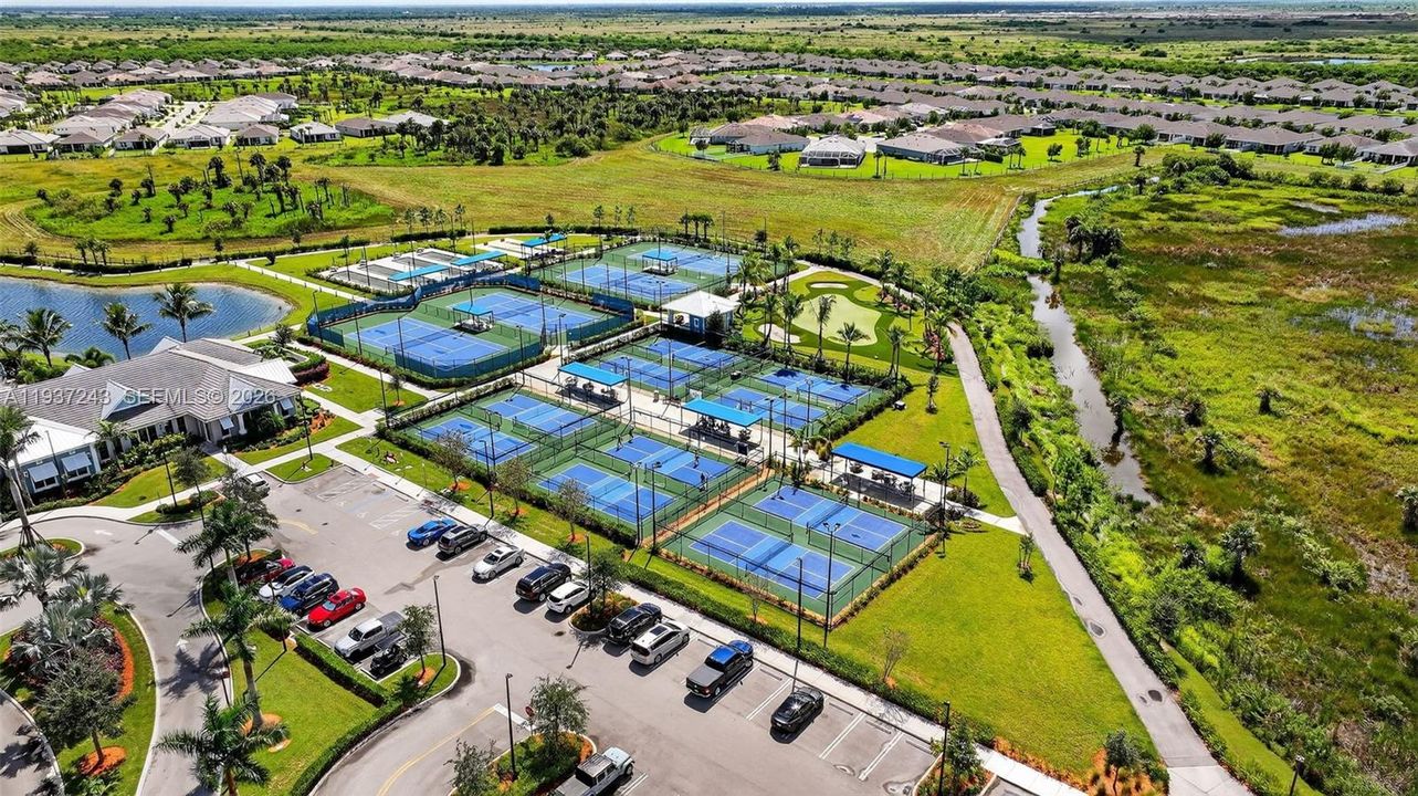 For Sale: $372,900 (2 beds, 2 baths, 1579 Square Feet)