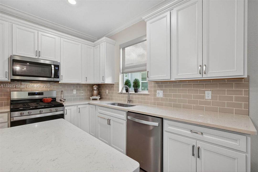 For Sale: $372,900 (2 beds, 2 baths, 1579 Square Feet)