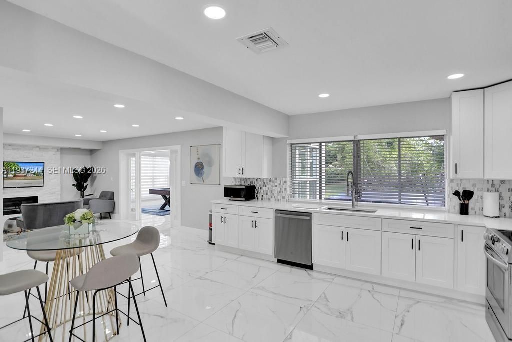 待售: $1,800,000 (6 贝兹, 3 浴室, 3036 平方英尺)