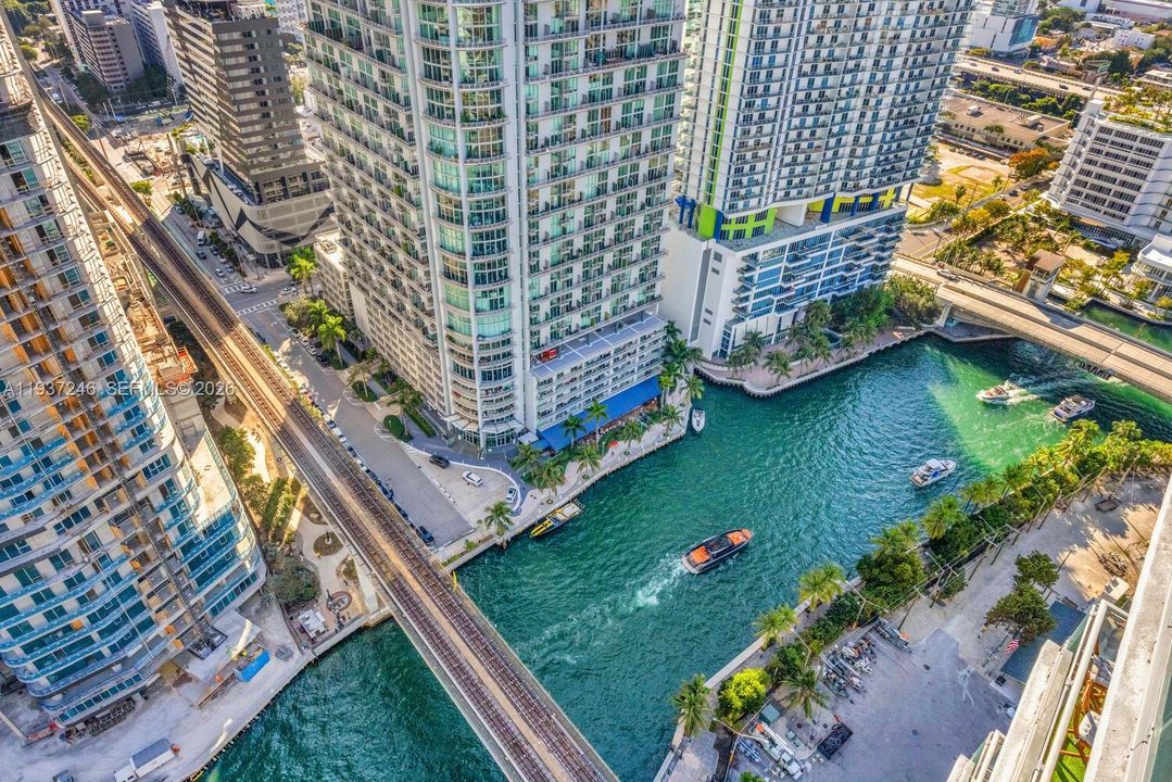 For Sale: $600,000 (2 beds, 2 baths, 1121 Square Feet)