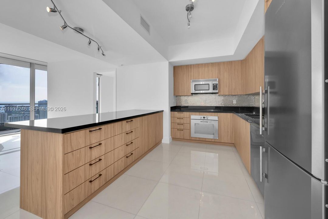 For Sale: $600,000 (2 beds, 2 baths, 1121 Square Feet)