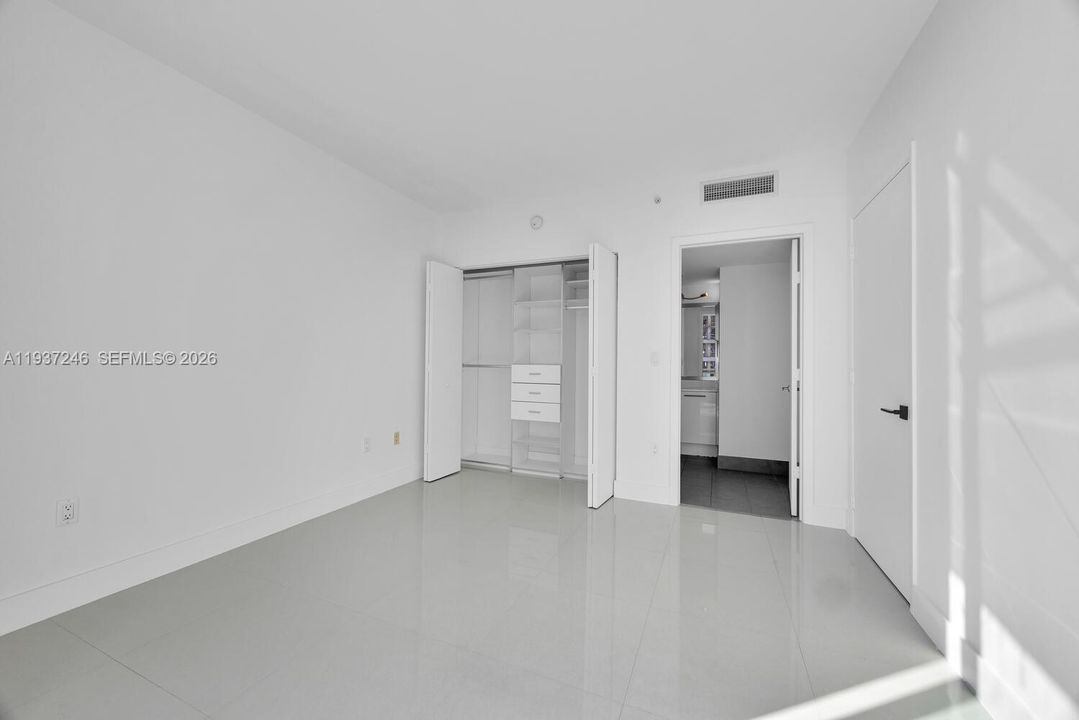 For Sale: $600,000 (2 beds, 2 baths, 1121 Square Feet)