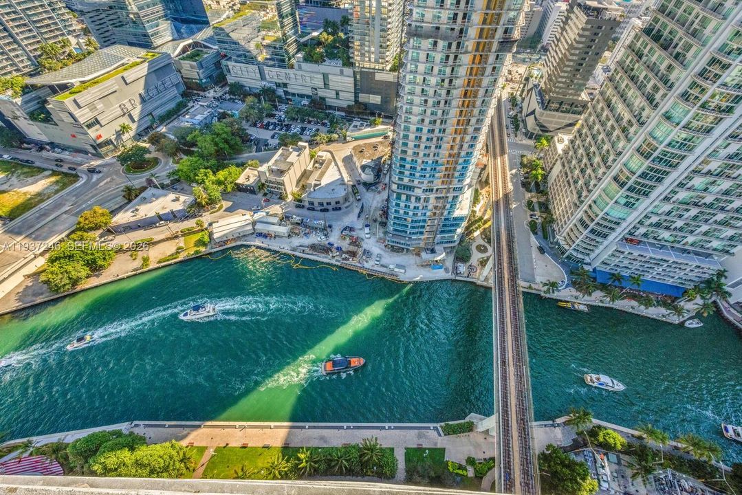 For Sale: $600,000 (2 beds, 2 baths, 1121 Square Feet)