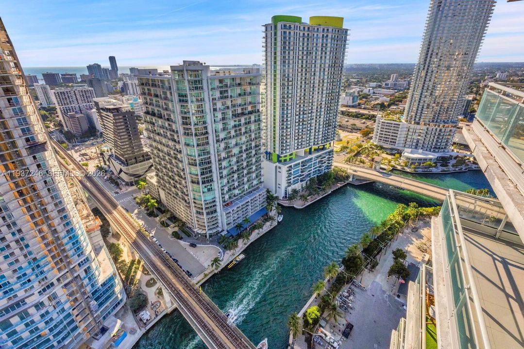 For Sale: $600,000 (2 beds, 2 baths, 1121 Square Feet)