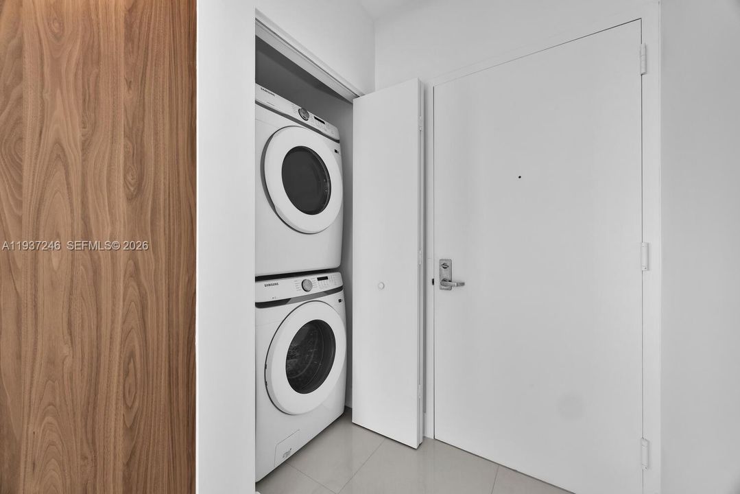 For Sale: $600,000 (2 beds, 2 baths, 1121 Square Feet)