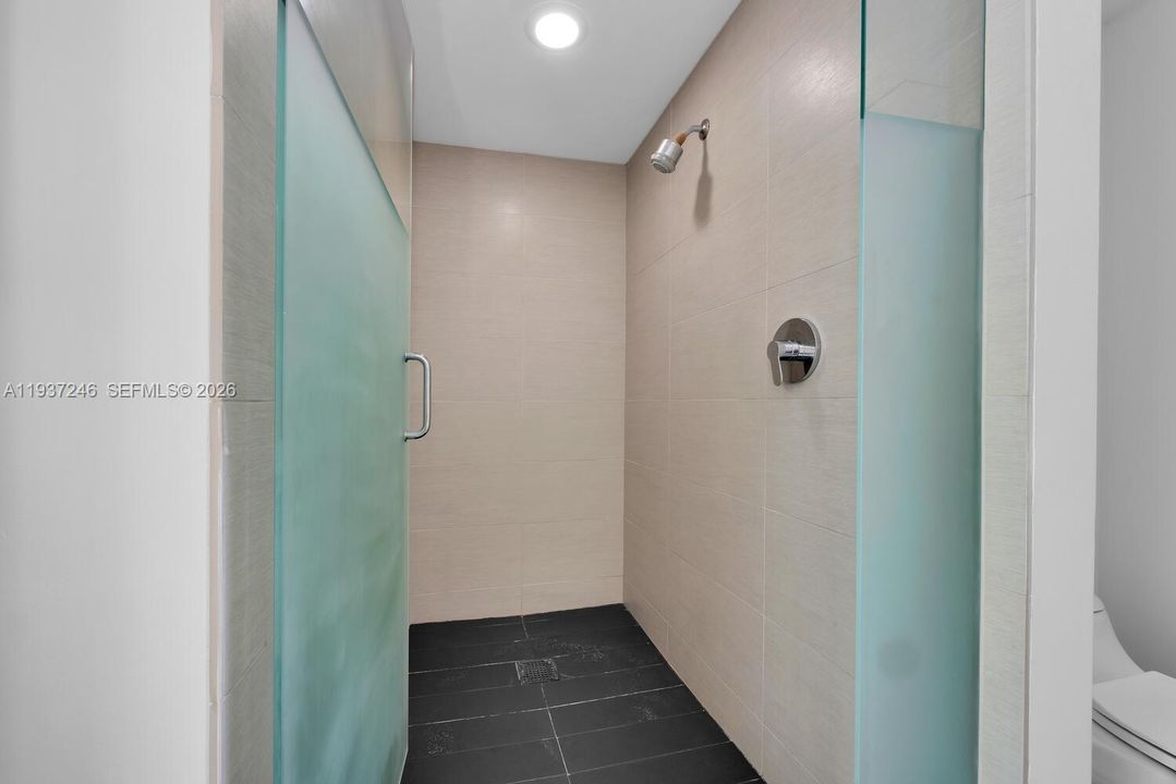 For Sale: $600,000 (2 beds, 2 baths, 1121 Square Feet)