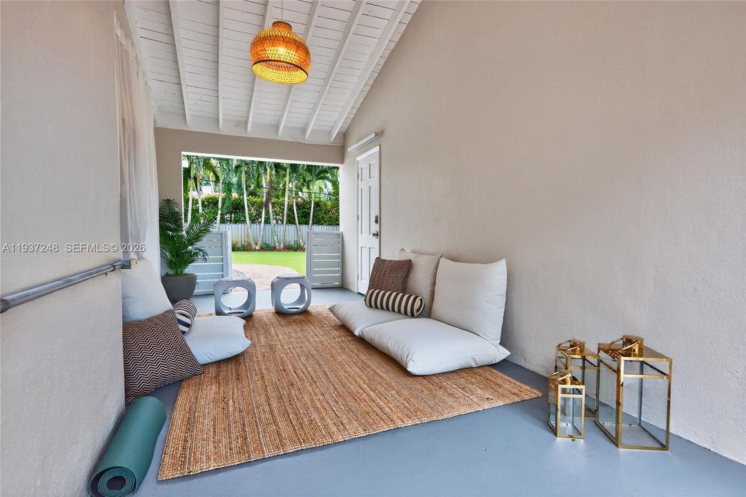 待售: $919,000 (2 贝兹, 1 浴室, 1225 平方英尺)