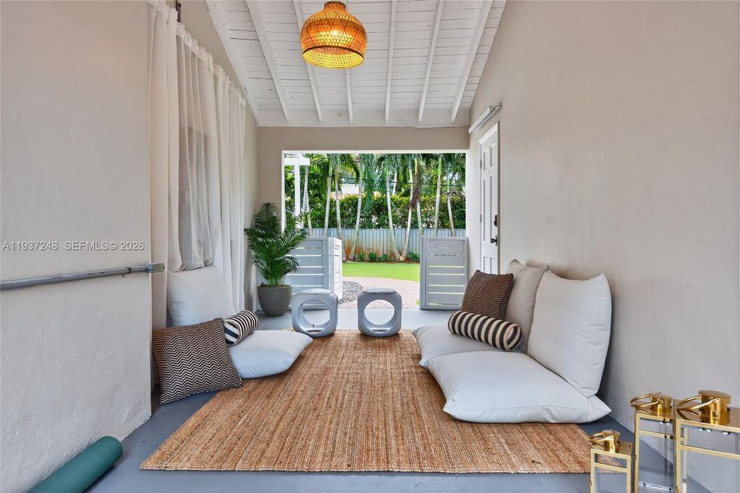 待售: $919,000 (2 贝兹, 1 浴室, 1225 平方英尺)