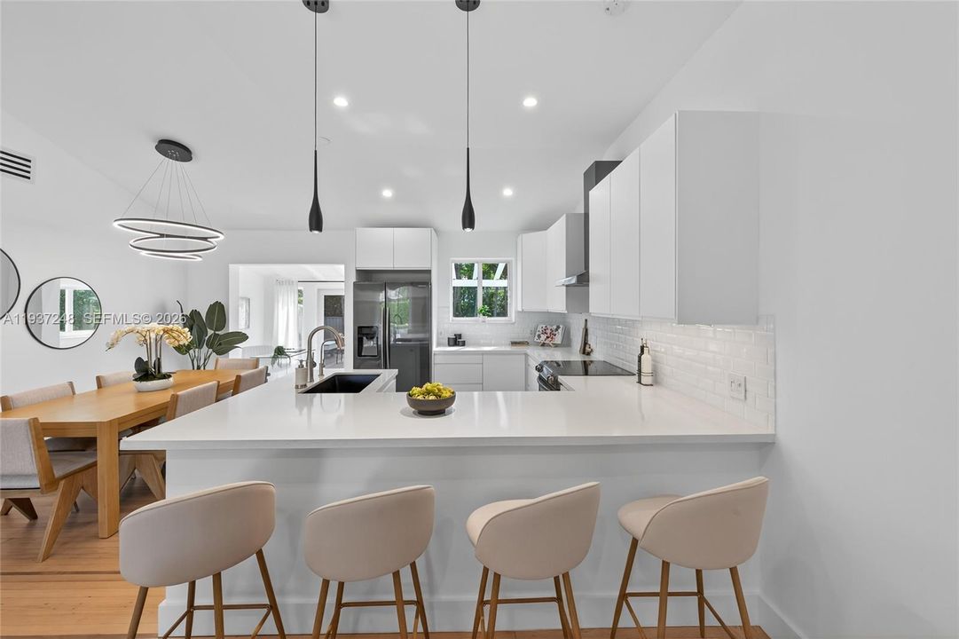 待售: $919,000 (2 贝兹, 1 浴室, 1225 平方英尺)