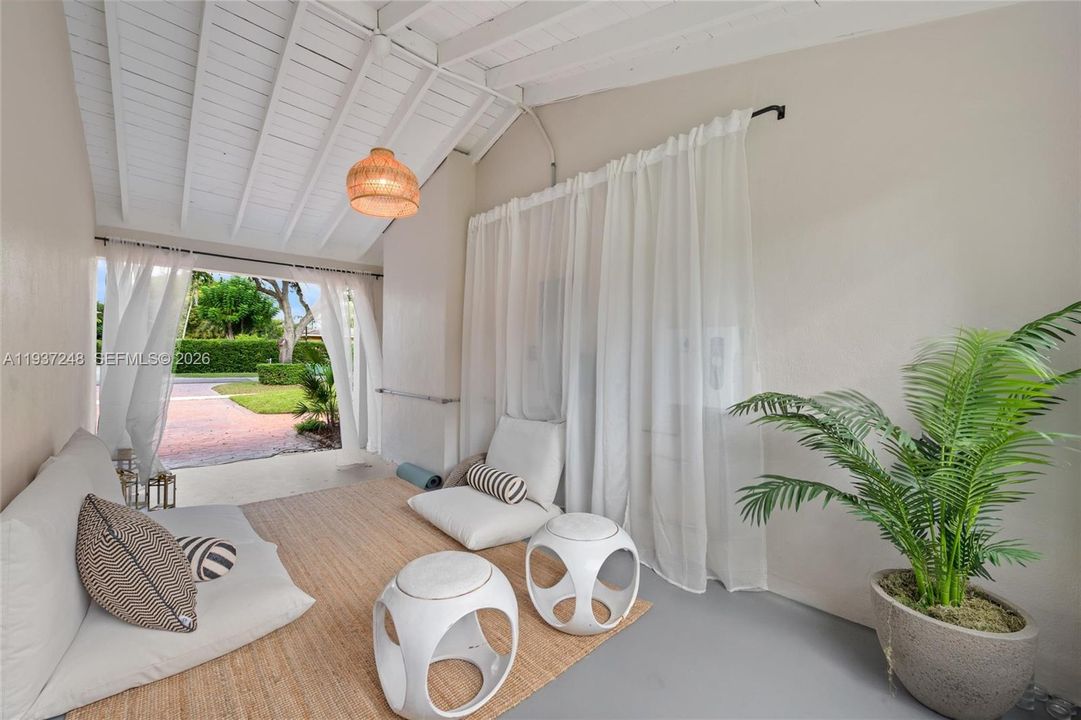 待售: $919,000 (2 贝兹, 1 浴室, 1225 平方英尺)