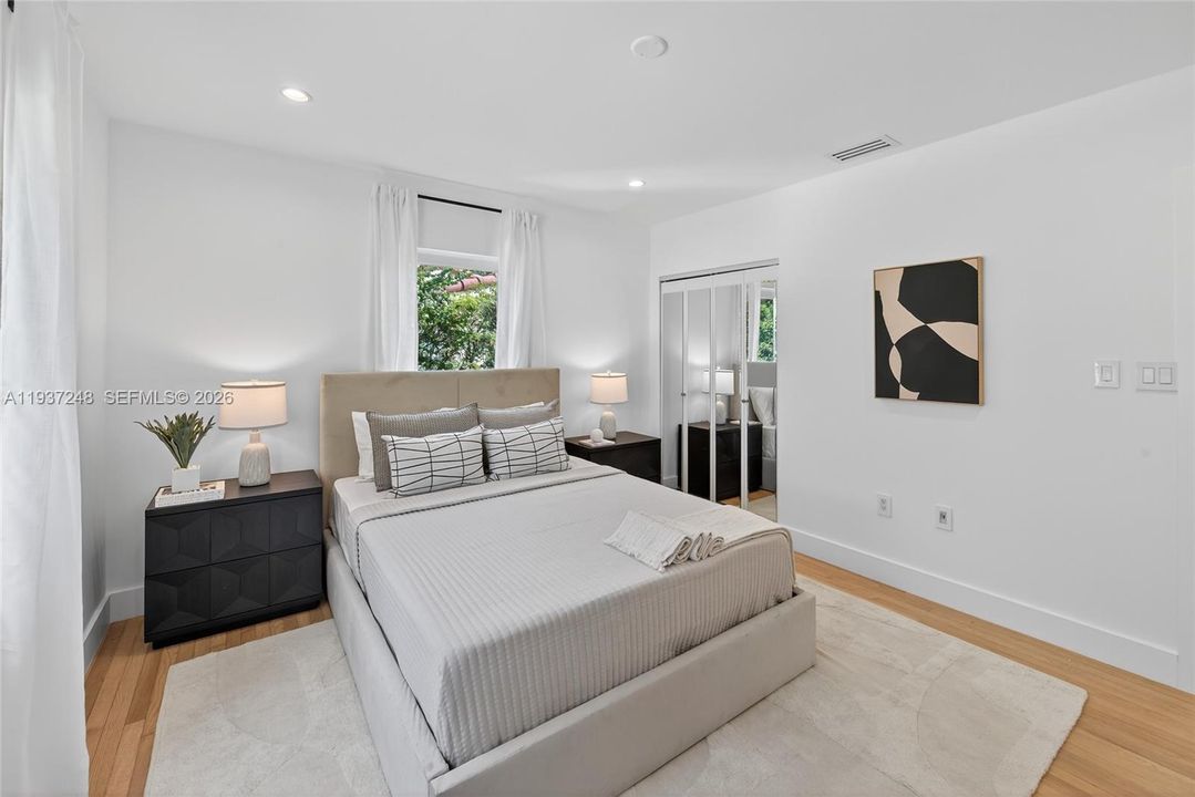 待售: $919,000 (2 贝兹, 1 浴室, 1225 平方英尺)