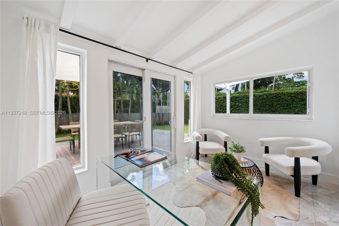 待售: $919,000 (2 贝兹, 1 浴室, 1225 平方英尺)