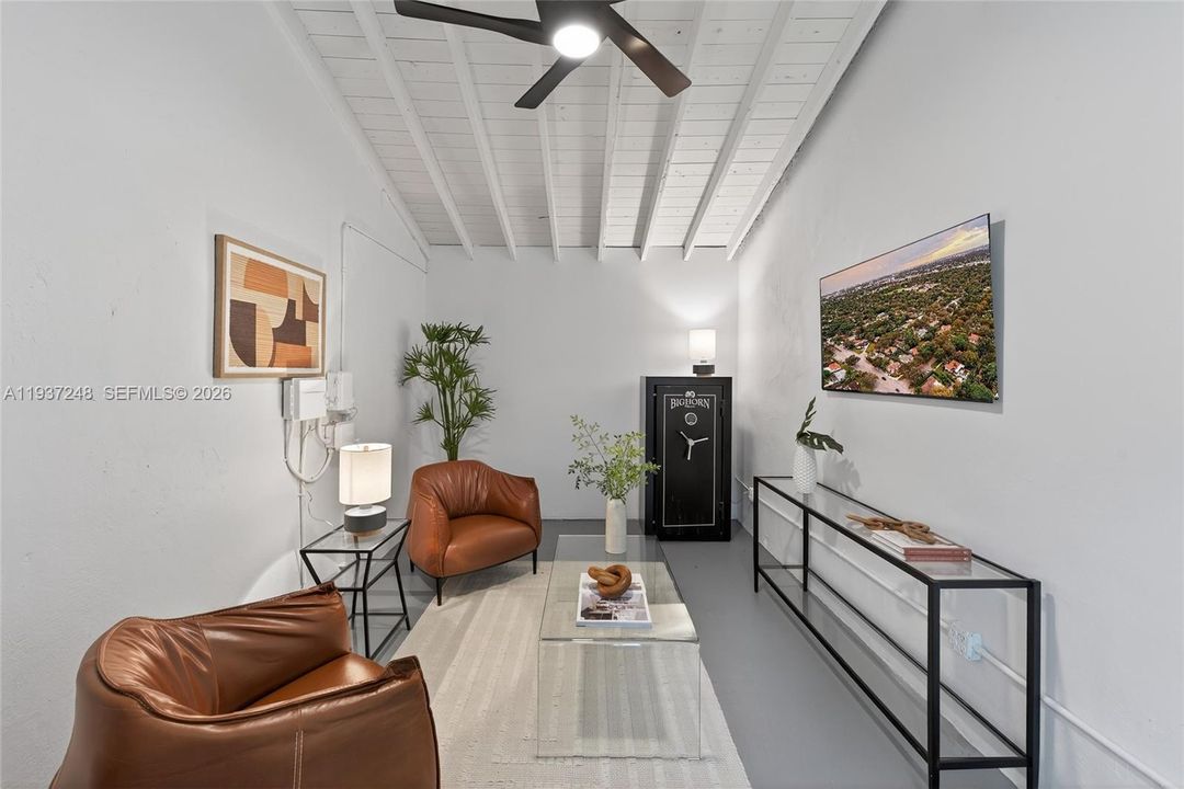 待售: $919,000 (2 贝兹, 1 浴室, 1225 平方英尺)