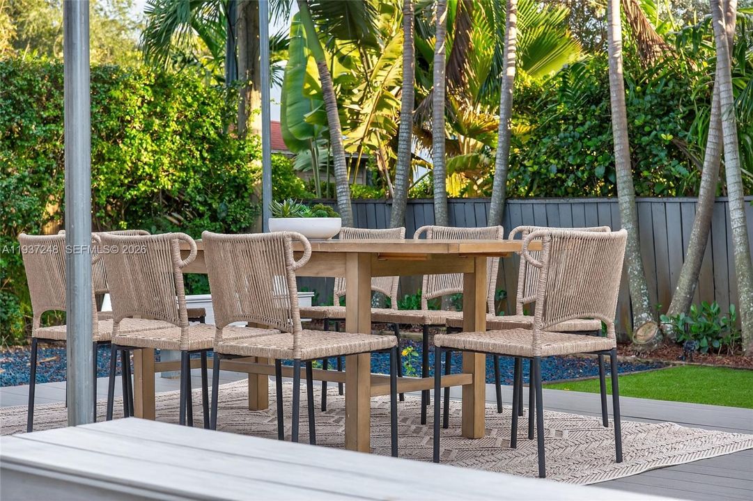 待售: $919,000 (2 贝兹, 1 浴室, 1225 平方英尺)