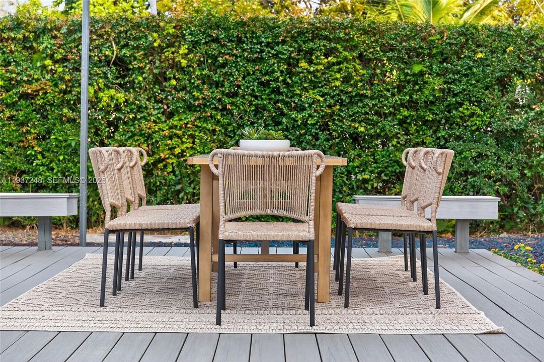 待售: $919,000 (2 贝兹, 1 浴室, 1225 平方英尺)