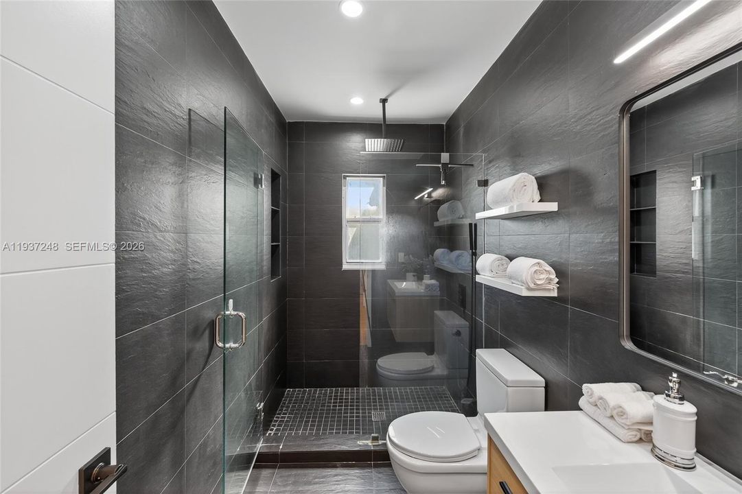 待售: $919,000 (2 贝兹, 1 浴室, 1225 平方英尺)