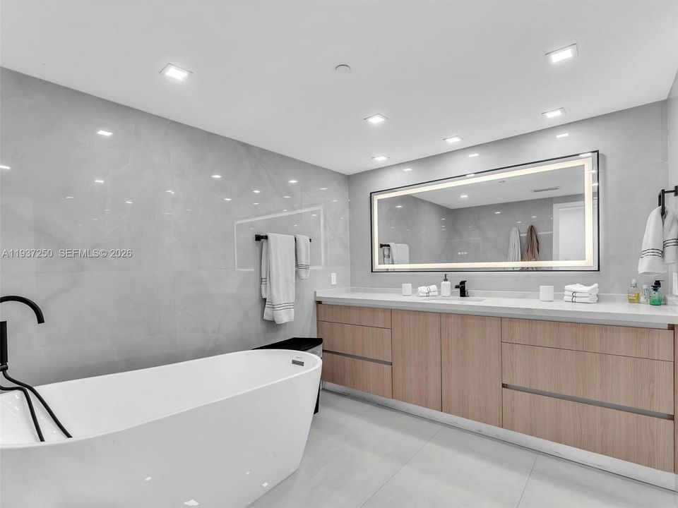 For Sale: $975,000 (3 beds, 2 baths, 1887 Square Feet)