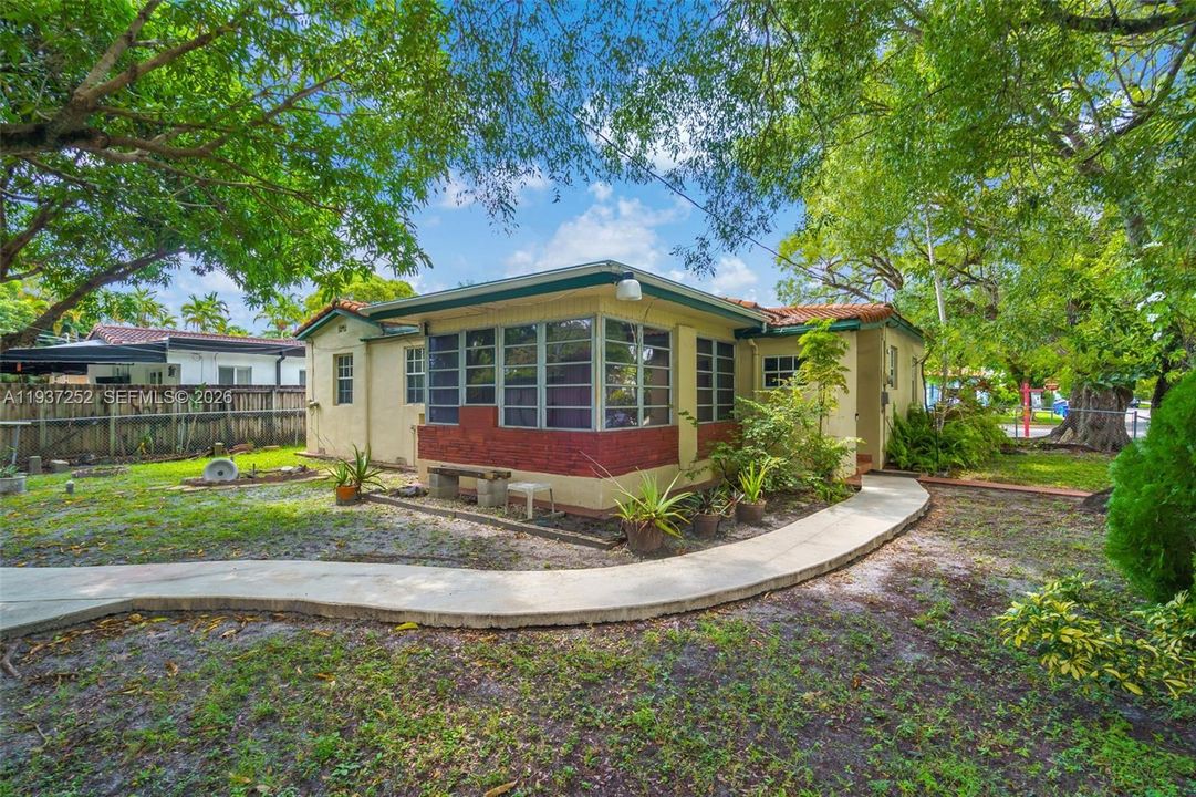 На продажу: $975,000 (4 спален, 2 ванн, 1766 Квадратных фут)