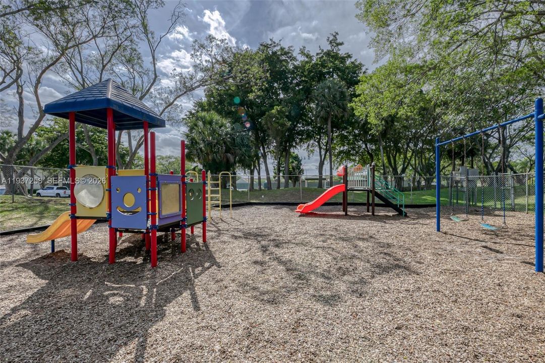 For Sale: $339,900 (2 beds, 2 baths, 1222 Square Feet)