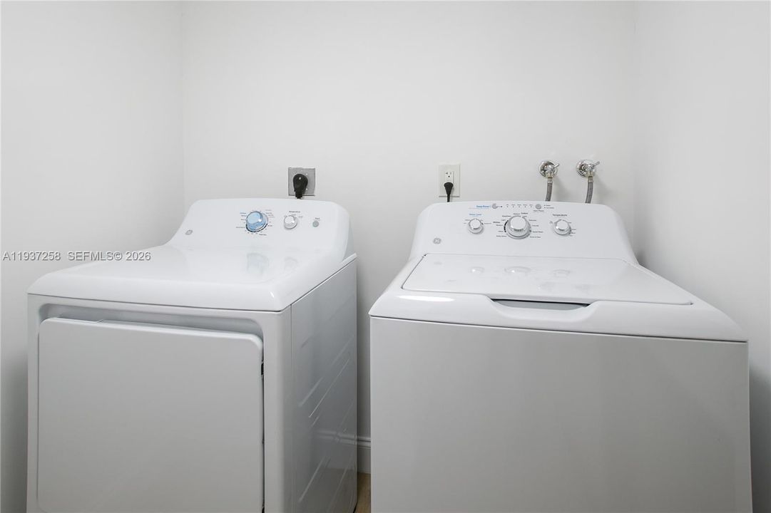 For Sale: $339,900 (2 beds, 2 baths, 1222 Square Feet)