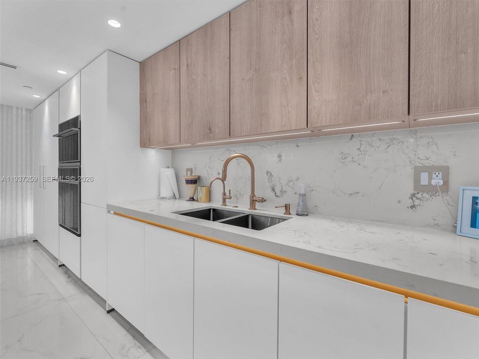 For Sale: $1,350,000 (2 beds, 2 baths, 1825 Square Feet)