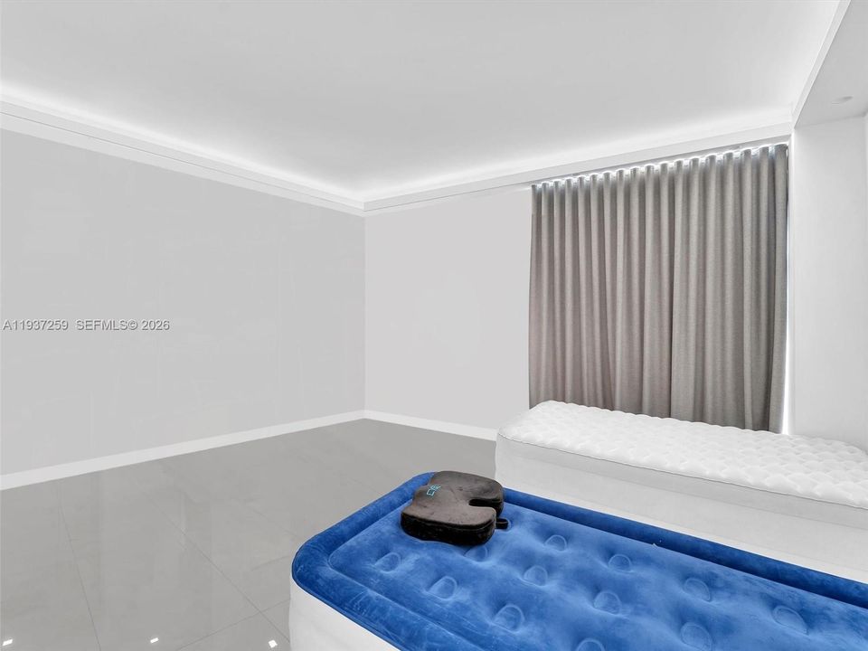 For Sale: $1,350,000 (2 beds, 2 baths, 1825 Square Feet)