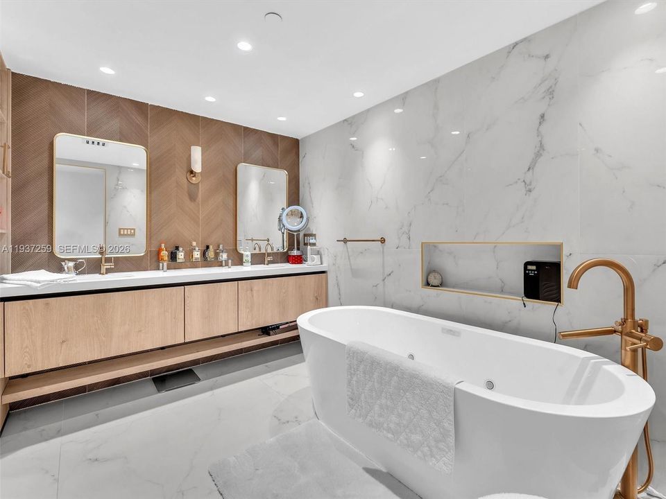 For Sale: $1,350,000 (2 beds, 2 baths, 1825 Square Feet)