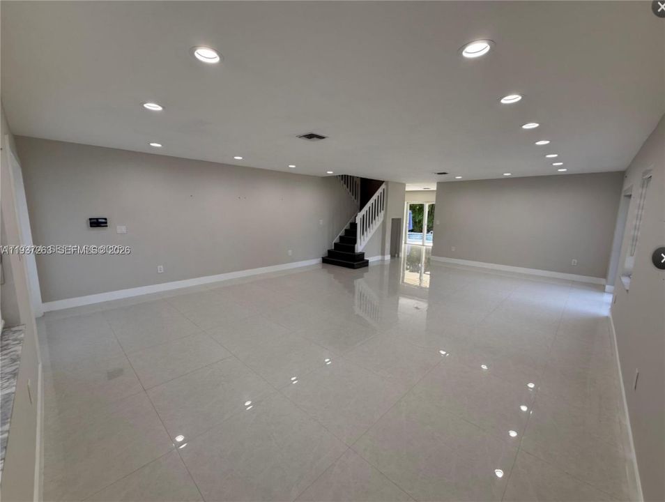 合同活跃: $4,500 (4 贝兹, 2 浴室, 2820 平方英尺)