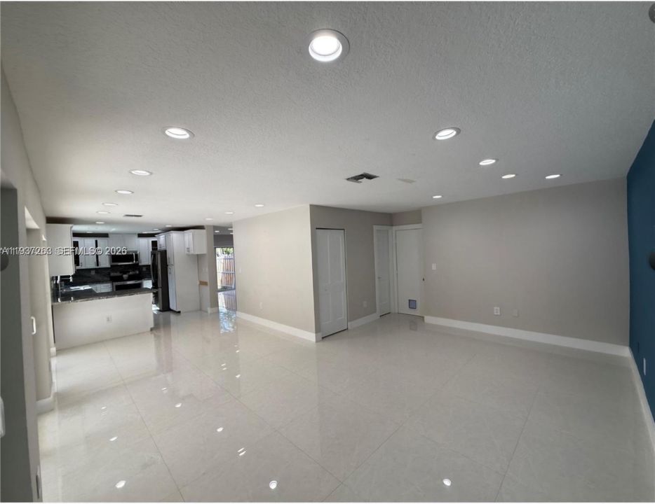 合同活跃: $4,500 (4 贝兹, 2 浴室, 2820 平方英尺)