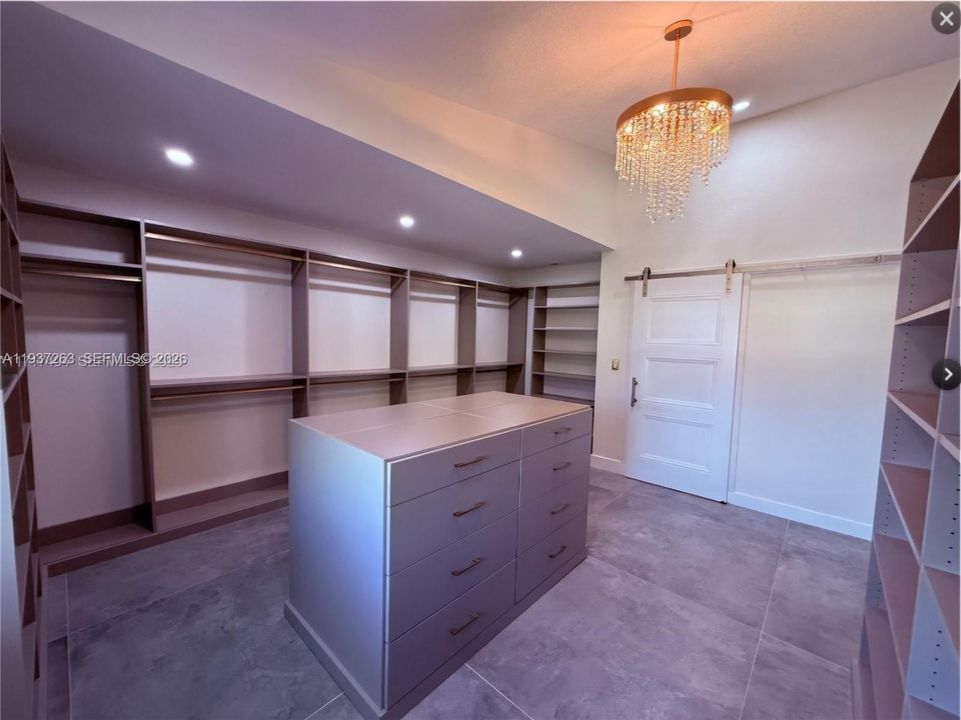 合同活跃: $4,500 (4 贝兹, 2 浴室, 2820 平方英尺)