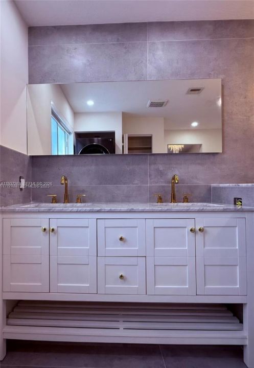 合同活跃: $4,500 (4 贝兹, 2 浴室, 2820 平方英尺)