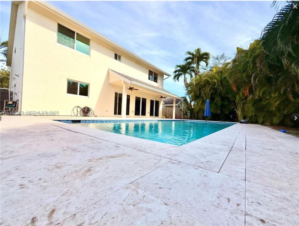 合同活跃: $4,500 (4 贝兹, 2 浴室, 2820 平方英尺)