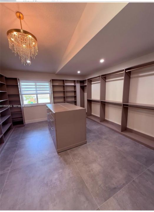 合同活跃: $4,500 (4 贝兹, 2 浴室, 2820 平方英尺)