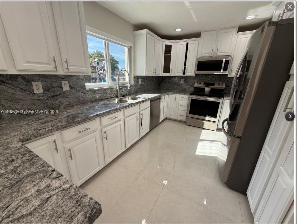 合同活跃: $4,500 (4 贝兹, 2 浴室, 2820 平方英尺)