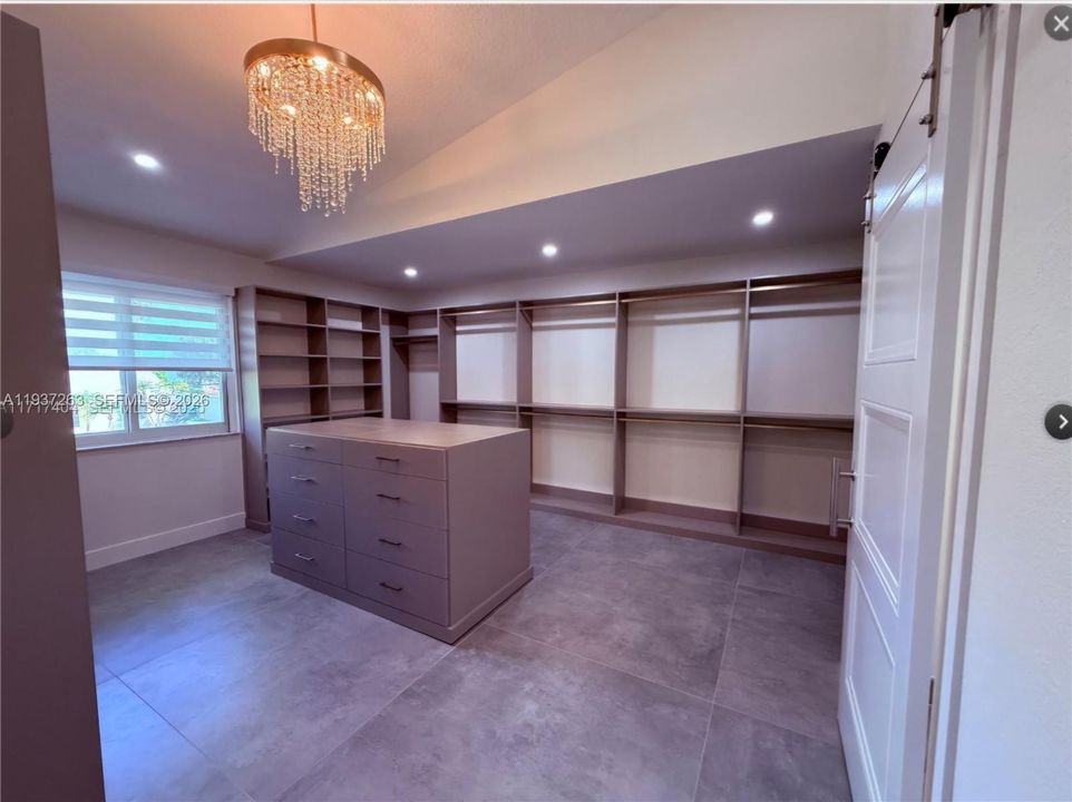 合同活跃: $4,500 (4 贝兹, 2 浴室, 2820 平方英尺)