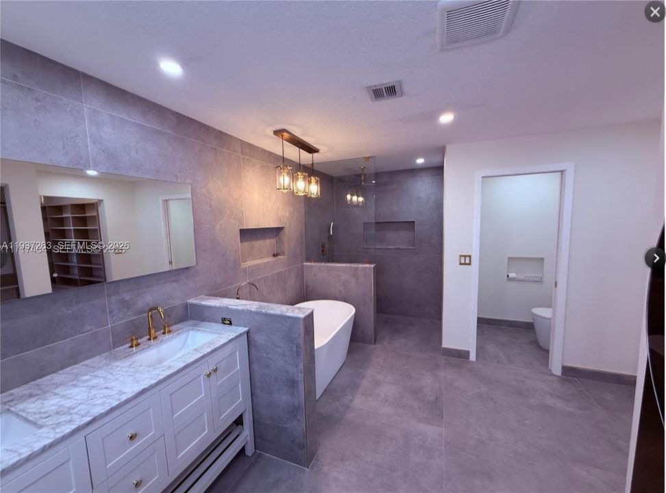 合同活跃: $4,500 (4 贝兹, 2 浴室, 2820 平方英尺)