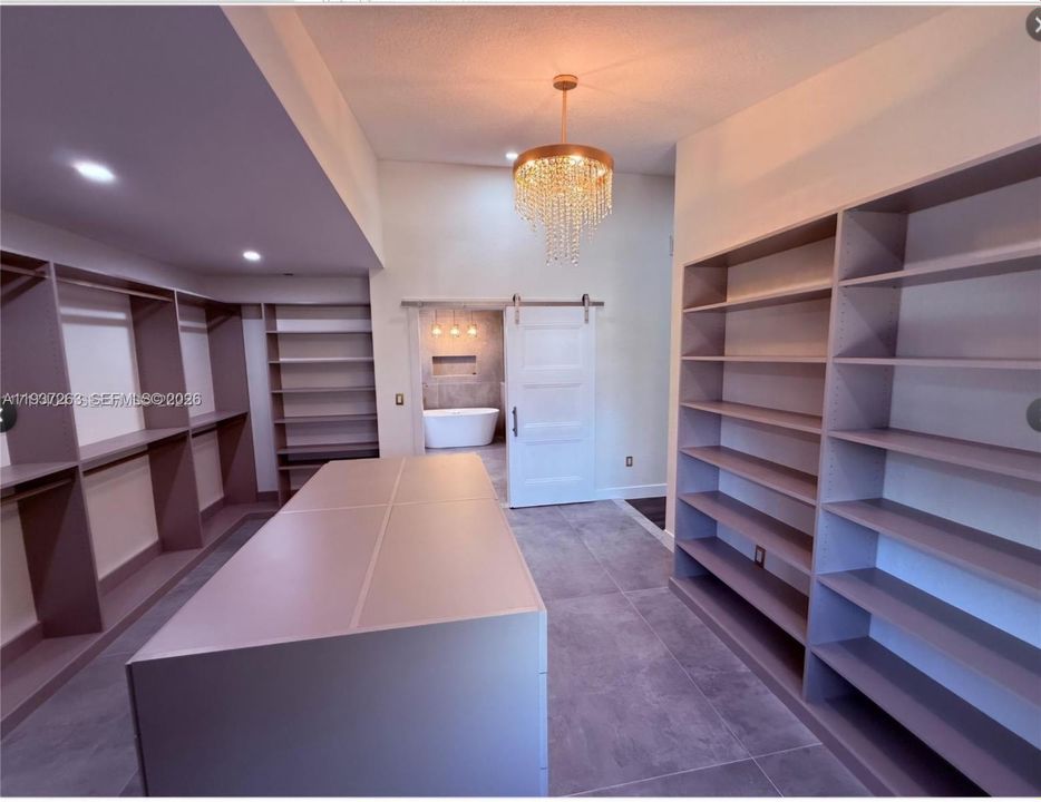 合同活跃: $4,500 (4 贝兹, 2 浴室, 2820 平方英尺)