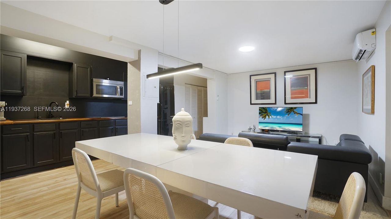 出租: $2,125 (1 贝兹, 1 浴室, 700 平方英尺)