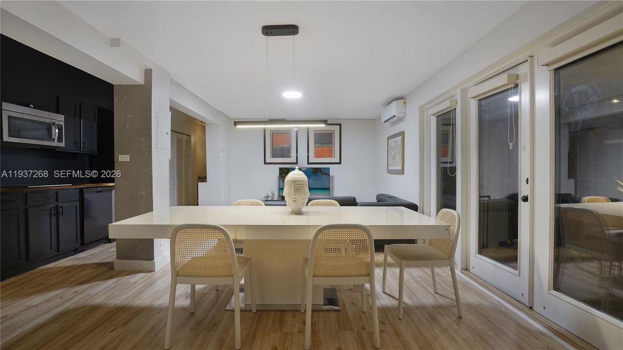 出租: $2,125 (1 贝兹, 1 浴室, 700 平方英尺)