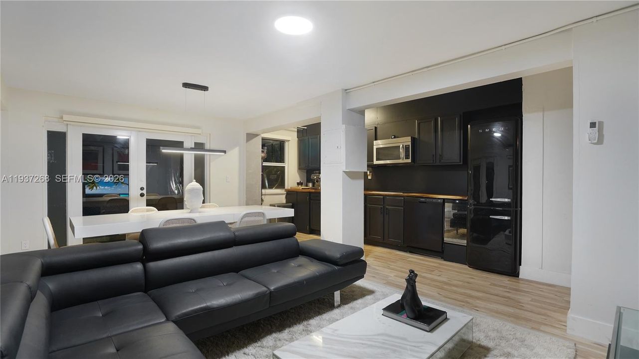 出租: $2,125 (1 贝兹, 1 浴室, 700 平方英尺)